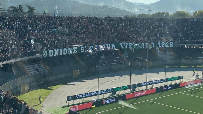La curva del Partenio incita i propri giocatori, durante Avellino-Mantova Avellino-Mantova