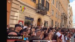 VIDEO – Cori e applausi di 500 tifosi per Dybala a Via del Corso