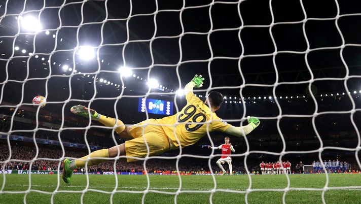 LONDON, ENGLAND - MARCH 12: Martin Odegaard of Arsenal scores the team's first penalty past Diego Costa of FC Porto in the penalty shoot out during the UEFA Champions League 2023/24 round of 16 second leg match between Arsenal FC and FC Porto at Emirates Stadium on March 12, 2024 in London, England. (Photo by Julian Finney/Getty Images) Bayern-Arsenal, e se si andasse ai rigori? C’è una super favorita… - immagine 1