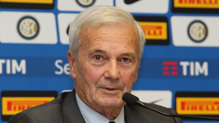 MILANO, ITALIA - 28 NOVEMBRE: L'ex allenatore dell'FC Internazionale Luigi Simoni parla ai media durante una conferenza stampa per presentare la sua biografia 'Simoni si nasce. Tre vite per il calcio' prima della partita di Serie A tra FC Internazionale e ACF Fiorentina allo Stadio Giuseppe Meazza il 28 novembre 2016 a Milano, Italia. (Foto di Marco Luzzani - Inter/FC Internazionale via Getty Images) Cremonese Inter Gigi Simoni