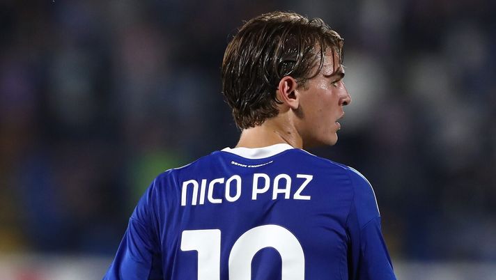 COMO, ITALY - SEPTEMBER 15: Nico Paz of Como 1907 looks on during the Serie A match between Como 1907 and Genoa CFC at Giuseppe Sinigaglia Stadium on September 15, 2025 in Como, Italy. (Photo by Marco Luzzani/Getty Images) Como in rimonta sulla Fiorentina: sarà sfida col Napoli ai quarti di Coppa Italia - immagine 1