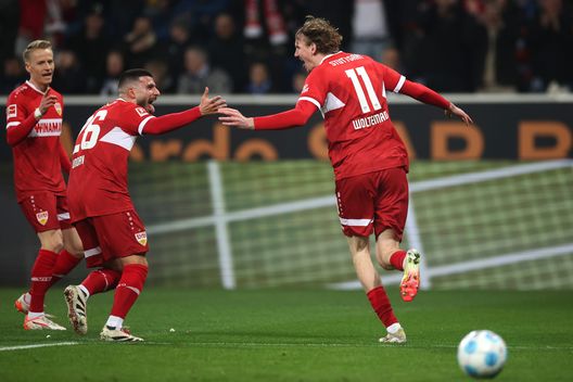 SINSHEIM, GERMANIA - 23 FEBBRAIO: Nick Woltemade del VfB Stuttgart festeggia il primo gol della squadra con il compagno Deniz Undav durante la partita di Bundesliga tra TSG 1899 Hoffenheim e VfB Stuttgart alla PreZero-Arena il 23 febbraio 2025 a Sinsheim, Germania. (Foto di Alex Grimm/Getty Images) Arminia Bielefeld-Stoccarda, palla alla tecnologia: ecco il pronostico dell’IA- immagine 2