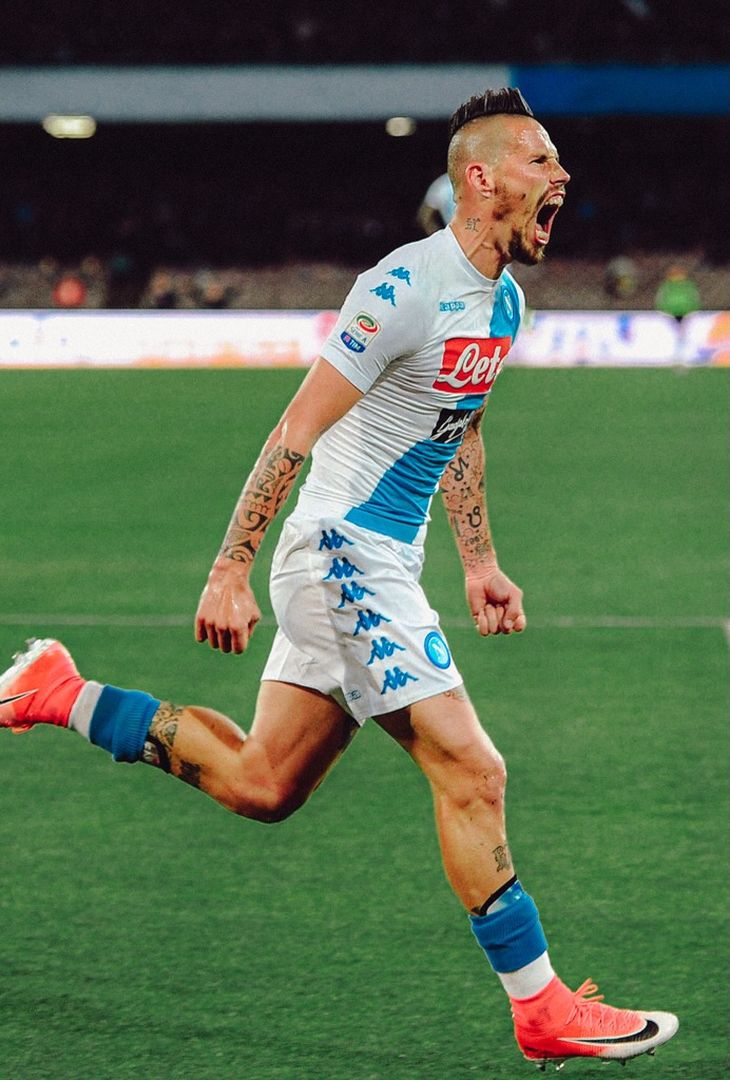 Poco più di 24 ore separano Napoli-Juventus dal suo fischio d'inizio. Valevole per la 14ª giornata di Serie A, la gara andrà in scena domani, domenica 7 dicembre, alle 20:45. Nel frattempo, per smorzare l'attesa, l'account Instagram della società partenopea ha pubblicato un post composto da sedici fotografie, una per ogni battaglia (fatta eccezione per la _'manita'_ del febbraio 2023) che ha avuto per protagoniste, sotto i riflettori dello Stadio Diego Armando Maradona (chiamato San Paolo fino al novembre 2020), la compagine azzurra e quella bianconera. Un viaggio che va a ritroso: dalla stagione 2024/25 allo scontro più recente, ovvero quello dell'annata 2010/11.