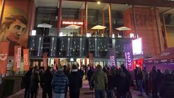 Liegi, fiamminghi contro valloni: i fumogeni vanno su e giù…