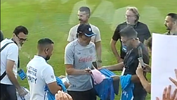 Conte cuore d’oro, firma le maglie a bordocampo lanciate dai tifosi in delirio