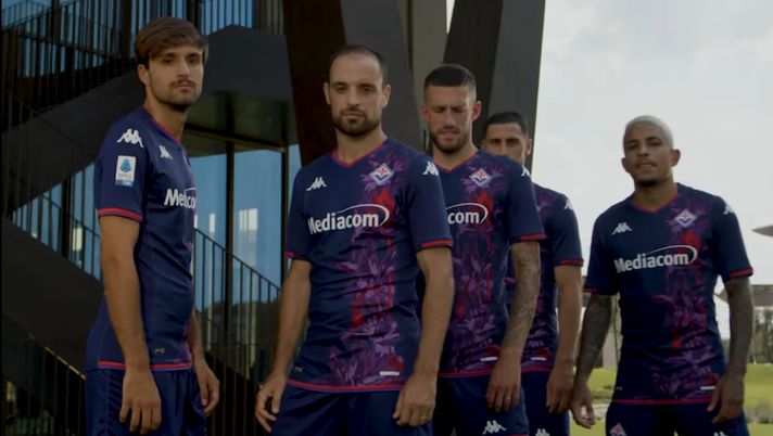 “Tributo al dodicesimo uomo e a Davide Astori”: Fiorentina, ecco la terza maglia - immagine 1