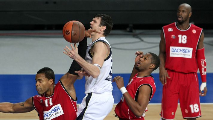 ISTANBUL, TURKEY - DECEMBER 23:Darjus Lavrinovic, #12 of Fenerbahce Ulker Istanbul competes with Claude Marquis, #11 of Cholet Basket and Antywane Robinson, #6 of Cholet Basket in action during the 2010-2011 Turkish Airlines Euroleague Regular Season Date 10 game between Fenerbahce Ulker Istanbul vs Cholet Basket at Sinan Erdem Dome on December 23, 2010 in Istanbul, Turkey. (Photo by Ugras Ozyurt/Euroleague Basketball via Getty Images) Cholet-Bursaspor live: streaming gratis e diretta TV di basket Champions League - immagine 1