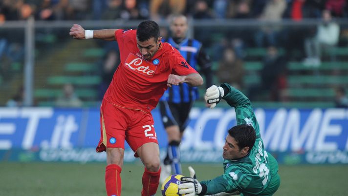 BERGAMO, ITALY - JANUARY 06: Ferdinando Coppola (R) of Atalanta BC blocks the shot Fabio Quagliarella of SSC Napoli during the Serie A match between Atalanta BC and SSC Napoli at Stadio Atleti Azzurri d'Italia on January 6, 2010 in Bergamo, Italy. (Photo by Valerio Pennicino/Getty Images) Tanti auguri a Ferdinando Coppola: 47 candeline per l’ex portiere granata - immagine 1