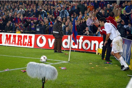Barcellona - 23 novembre 2002: Luis Figo cerca di battere un corner mentre è bersagliato dai tifosi del Barcellona. (Foto di Firo Foto/Getty Images) Benfica-Sporting, da CR7 a João Félix: i talenti lanciati dalle due squadre- immagine 5