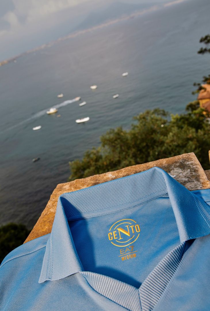 La bellezza della nuova maglia del Napoli con la città sullo sfondo – LE FOTO - immagine 3
