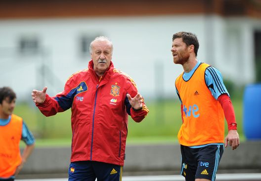 Xabi Alonso a confronto con Del Bosque prima di Euro2012. (Foto di Jasper Juinen/Getty Images) Real Madrid, i consigli di Del Bosque a Xabi Alonso: “Mai farsi vedere deboli”- immagine 4