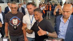 Bailey è atterrato a Roma, grande accoglienza con sciarpe e cori: ora le visite mediche