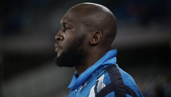 NAPLES, ITALY - APRIL 14: Romelu Lukaku entering the pitch before the Serie match between Napoli and Empoli at Stadio Diego Armando Maradona on April 14, 2025 in Naples, Italy. (Photo by SSC NAPOLI/SSC NAPOLI via Getty Images) Lukaku: “Voglio rimanere e vincere di nuovo! Ho chiesto scusa a Conte, è andata così. La Roma…” - immagine 1