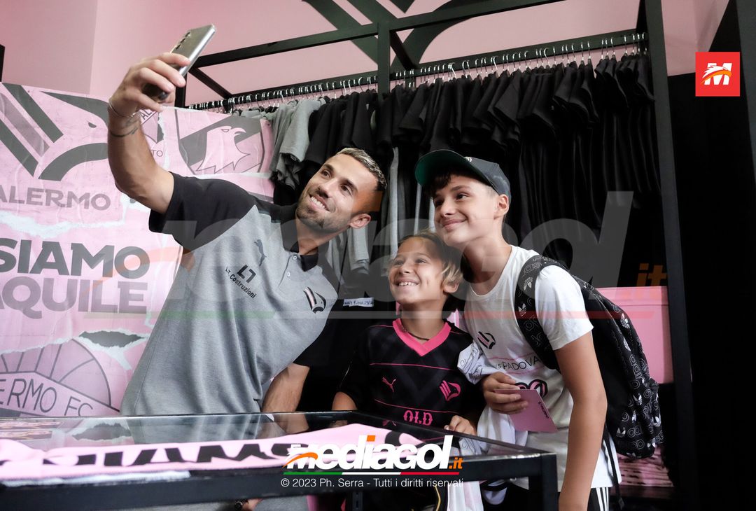FOTO PALERMO: Federico Di Francesco scatta selfie con i tifosi allo store (GALLERY) - immagine 39
