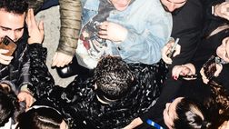 VIDEO / Sanremo, folla in delirio per Rkomi: tutti vogliono un selfie con Mirko