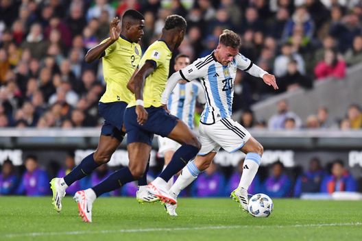 (Photo by Marcelo Endelli/Getty Images) Argentina, ecco il murale che unisce Carlos e Alexis Mac Allister a Maradona e Messi- immagine 2