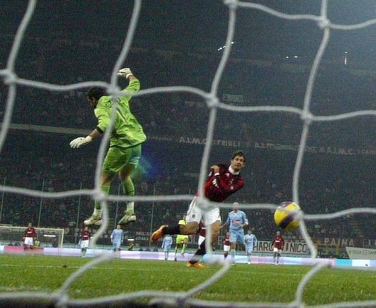 MILAN, ITALY - JANUARY 13: Pato of Milan scores during the Serie A match between AC Milan and Napoli at the San Siro on January 13, 2008 in Milan Italy. (Photo by Newpress/Getty Images) Milan e Napoli: da Maradona e Van Basten a Kvara e Leao- immagine 15