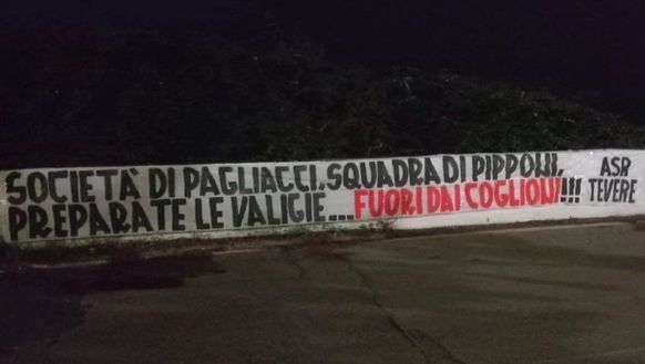 Roma, striscione a Trigoria contro società e squadra: “Fuori dai co…” Roma, striscione a Trigoria contro società e squadra: “Fuori dai co…” - immagine 1