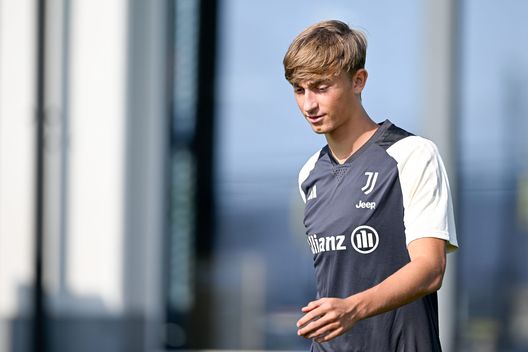 Huijsen in allenamento con la Juventus. (Foto di Daniele Badolato - Juventus FC/Juventus FC via Getty Images) Ufficiale, Huijsen è un nuovo calciatore del Real Madrid: quanti rimpianti per la Juve- immagine 2