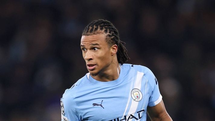 Romano: 'Milan, sondaggi per Aké. Ma ad oggi il Manchester City non apre alla partenza'