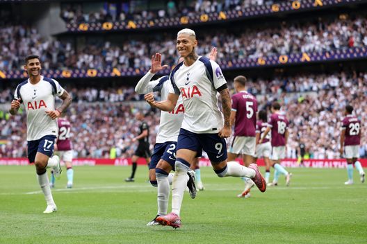 Richarlison esulta dopo il secondo gol in Tottenham-Burnley, al Tottenham Hotspur Stadium il 16 agosto 2025 a Londra, Inghilterra. (Foto di Justin Setterfield/Getty Images) Manchester City-Tottenham, tra gloria passata e nuovi orizzonti: un film di aspettative e ripartenze- immagine 2