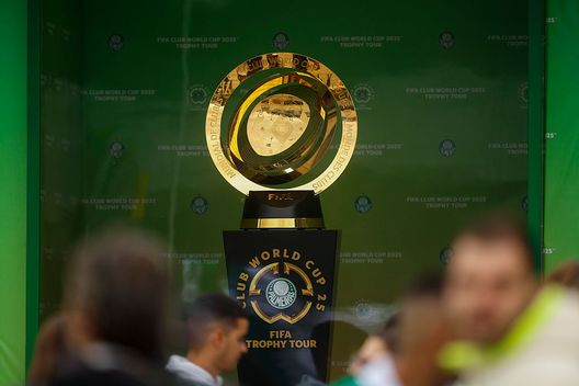 San Paolo, Brasile - 11 maggio 2025: Il trofeo del Mondiale per Club durante il tour nelle città delle squadre partecipanti: qui è toccato al Palmeiras. (Foto di Miguel Schincariol/Getty Images) Mondiale per Club premi