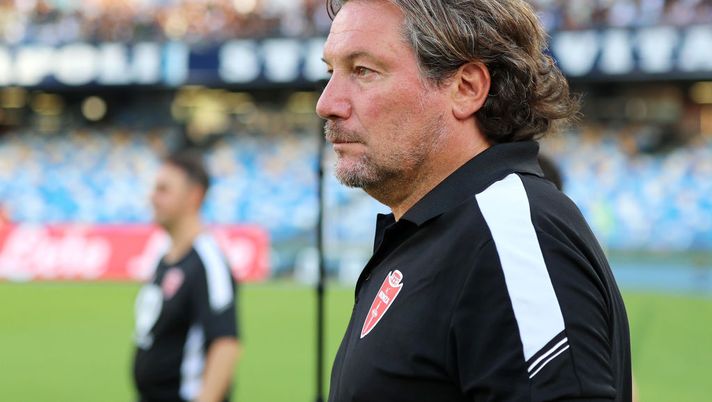 NAPLES, ITALY - AUGUST 21: Giovanni Stroppa, Head Coach of Monza looks on during the Serie A match between Napoli and Monza at Stadio Diego Armando Maradona on August 21, 2022 in Naples, Italy. (Photo by Francesco Pecoraro/Getty Images) Venezia, Giovanni Stroppa è il nuovo allenatore: il comunicato del club - immagine 1