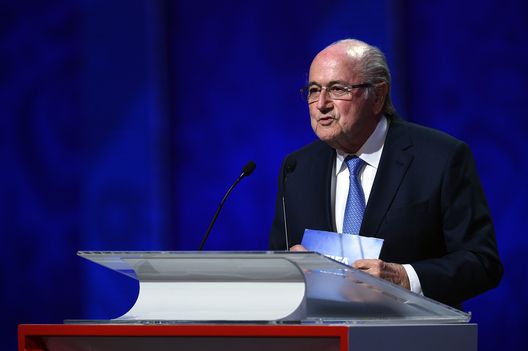 SAN PIETROBURGO, RUSSIA - 25 LUGLIO: Il presidente della FIFA Joseph S. Blatter parla durante il sorteggio preliminare della Coppa del Mondo FIFA 2018 in Russia al Palazzo Konstantin il 25 luglio 2015 a San Pietroburgo, Russia. (Foto di Dennis Grombkowski/Getty Images) Mondiale 2026 a rischio? Blatter interviene: “Meglio restare a casa”- immagine 2