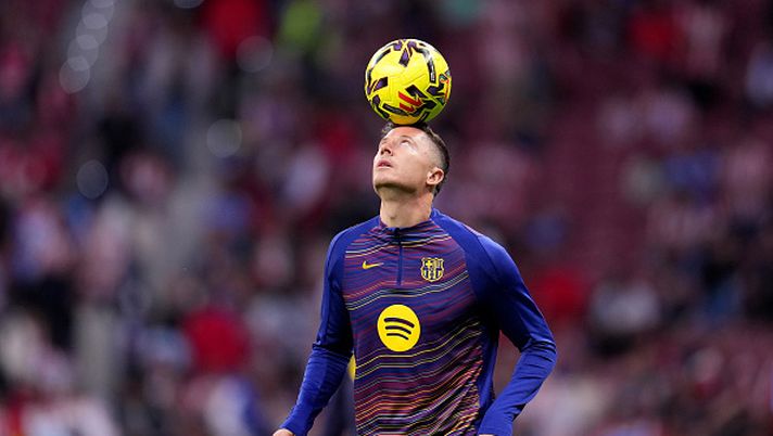 MADRID, SPAIN - APRIL 04: Robert Lewandowski of FC Barcelona warms up prior to the LaLiga EA Sports match between Atletico de Madrid and FC Barcelona at Riyadh Air Metropolitano on April 04, 2026 in Madrid, Spain. (Photo by Aitor Alcalde/Getty Images) attacco-milan-futuro-mercato-lewandowski