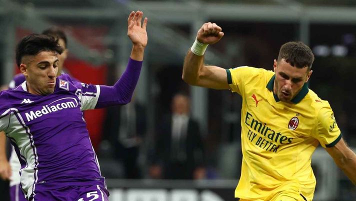 Santiago Giménez (attaccante AC Milan), qui durante Milan-Fiorentina 2-1 (Serie A 2025-2026) | News (Getty Images) Contatto Parisi-Gimenez, Open Var: 'Marinelli aveva letto bene. Il VAR non deve intervenire'