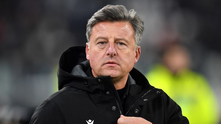TURIN, ITALY - DECEMBER 02: Kosta Runjaic, Head Coach of Udinese Calcio, looks on prior to the Serie C match between Ternana Calcio and Juventus Next Gen at Allianz Stadium on December 02, 2025 in Turin, Italy. (Photo by Valerio Pennicino/Getty Images) Runjaic: “Solet? Non ci aspettavamo la ricaduta: incrociamo le dita! Quando rientra Davis, Zaniolo…” - immagine 1