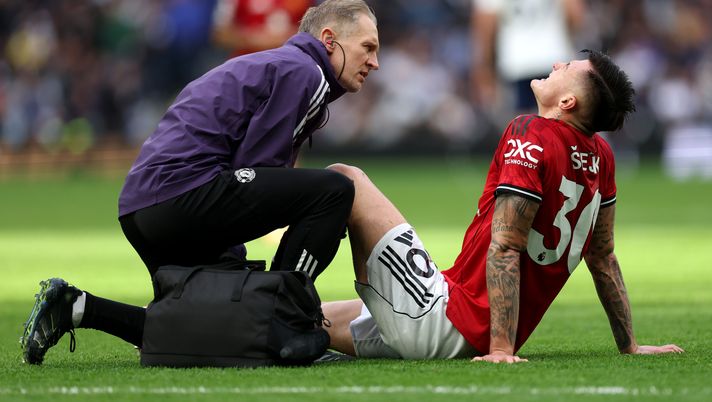 LONDON, ENGLAND - NOVEMBER 08: Benjamin Sesko of Manchester United receives medical treatment during the Premier League match between Tottenham Hotspur and Manchester United at the Tottenham Hotspur Stadium on November 08, 2025 in London, England. (Photo by Julian Finney/Getty Images) Manchester United Šeško