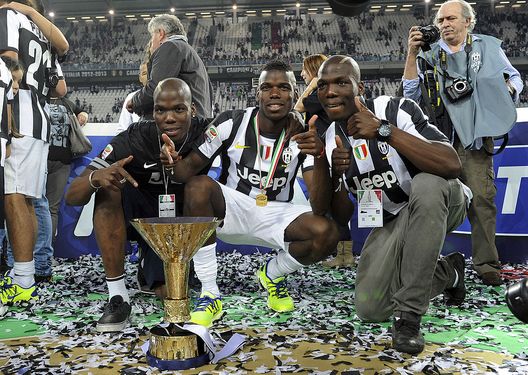 Torino, Italia - 11 maggio 2013: Paul Pogba, al centro, coi suoi due fratelli ed il trofeo delle Serie A. (Foto di Claudio Villa/Getty Images) Paul Pogba al Monaco, ora è ufficiale: l’ex Juventus tornerà a giocare- immagine 2