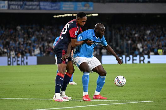 NAPLES, ITALY - MAY 23: Romelu Lukaku of Napoli controls the ball whilst under pressure from Yerry Mina of Cagliari during the Serie A match between Napoli and Cagliari at Stadio Diego Armando Maradona on May 23, 2025 in Naples, Italy. (Photo by Francesco Pecoraro/Getty Images)