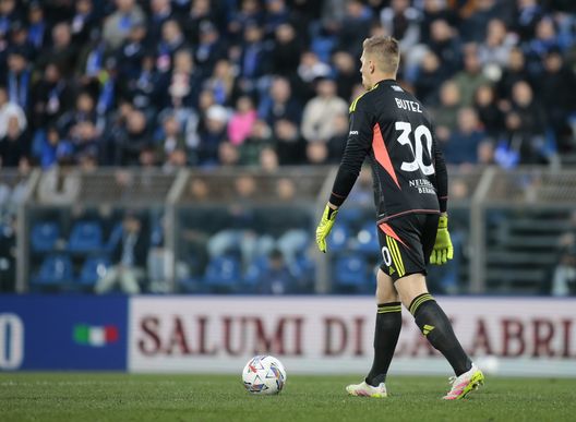 Jean Butez of Como 1907 during the Italian Serie A 2024/25 season, football match between Como 1907 and Torino FC on 13 April 2025 at Stadio Comunale Giuseppe Sinigaglia, Italy. Photo Nderim Kaceli