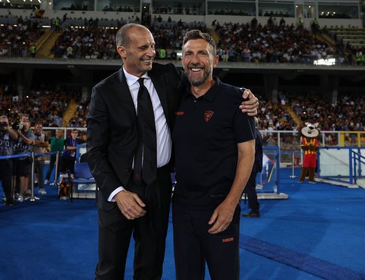 LECCE, ITALY - AUGUST 29: Head coach of AC Milan Massimiliano Allegri shake hands with head coach of US Lecce Eusebio Di Francesco before the Serie A match between US Lecce and AC Milan at Stadio Via del Mare on August 29, 2025 in Lecce, Italy. (Photo by Claudio Villa/AC Milan via Getty Images) milan-lecce-precedenti-statistiche-curiosita-allegri-di-francesco-leao-falcone-pulisic-san-siro