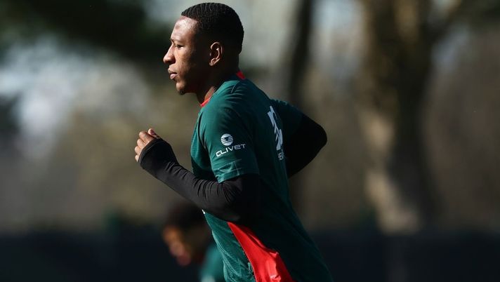Pervis Estupinan (difensore AC Milan), qui durante una seduta di allenamento con i rossoneri a Milanello | Milan News (Getty Images) Calciomercato Milan, Estupinan via? Non è adatto al modulo di Allegri