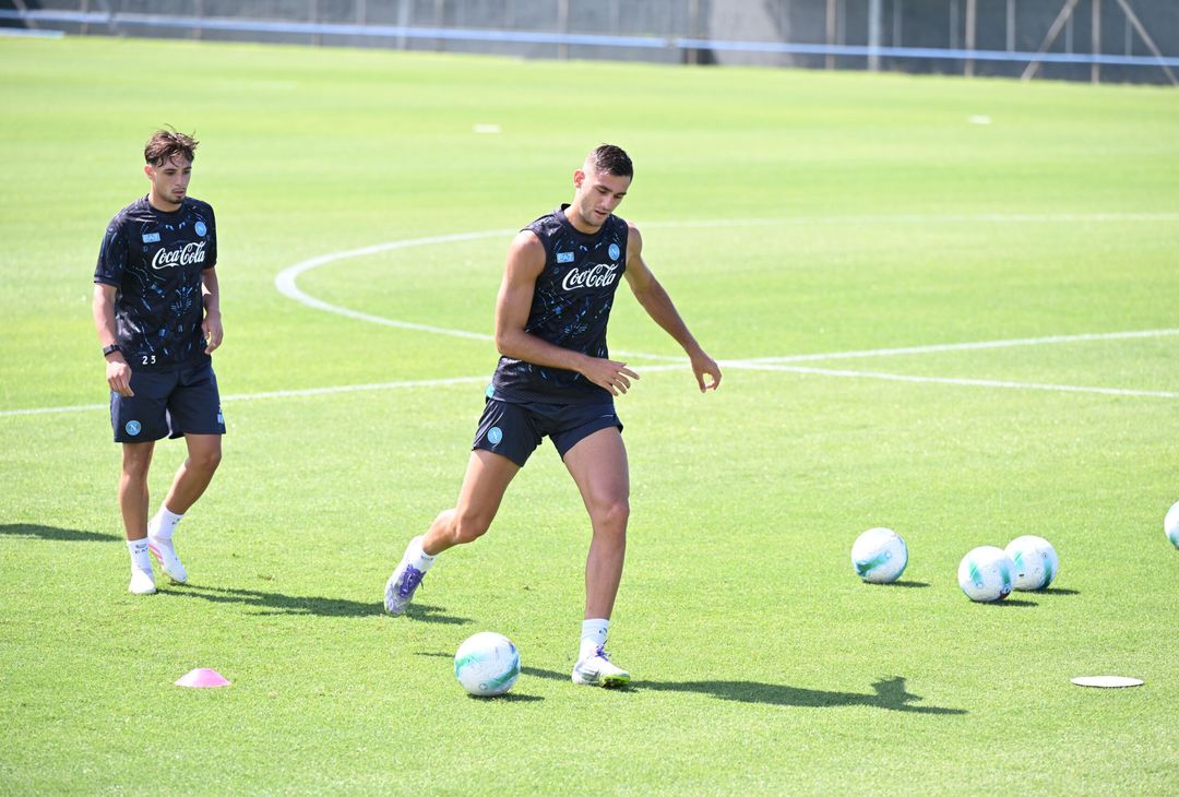 Grinta e sorrisi a Castel Volturno, il Napoli prepara il match col Cagliari GALLERY