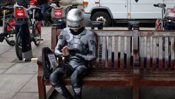 Catania a testa bassa ma c’è chi brinda, chi tace mentre Robocop aspetta suo destino