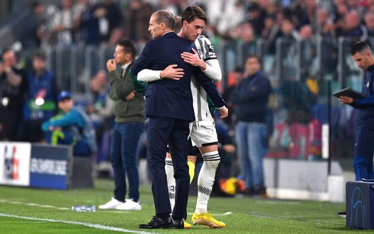 Dusan Vlahovic abbraccia Massimiliano Allegri al momento del cambio in Juventus-Maccabi Haifa (Champions League, 5 ottobre 2022) “Love needs timing”: Vlahovic è l’uomo giusto per il Napoli… ma al momento sbagliato- immagine 2