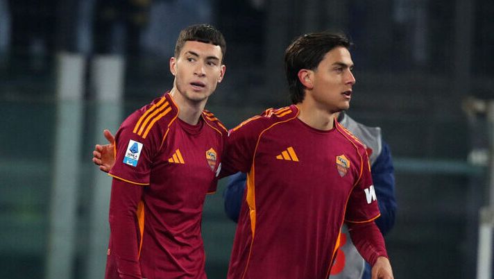ROME, ITALY - DECEMBER 29: Matias Soule with his teammates of AS Roma celebrates after scoring the opening goal during the Serie A match between AS Roma and Genoa CFC at Stadio Olimpico on December 29, 2025 in Rome, Italy. (Photo by Paolo Bruno/Getty Images) Roma-Sassuolo, formazioni ufficiali: Dybala dal 1′! Per Soulé, Pinamonti, Ferguson, Wesley e Ghilardi… - immagine 1