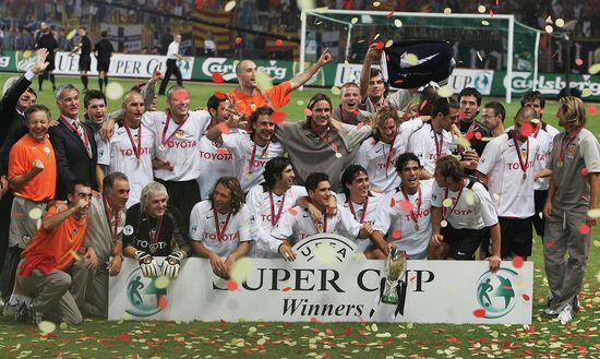 Il Valencia di Ranieri vincitore della Supercoppa Europea nel 2004 (Foto di Alex Livesey/Getty Images) ESCLUSIVA Valencia, dal baratro al sogno Europa: il miracolo di Corberán- immagine 4