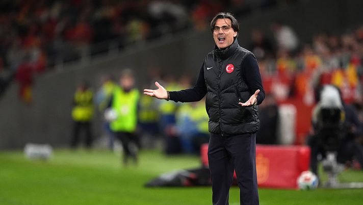 SEVILLE, SPAIN - NOVEMBER 18: Vincenzo Montella, Head Coach of Turkiye, reacts during the FIFA World Cup 2026 qualifier match between Spain and Türkiye at Estadio de La Cartuja on November 18, 2025 in Seville, Spain. (Photo by Juan Manuel Serrano Arce/Getty Images) Calciomercato turco: le stelle a fine carriera che hanno trovato nuova vita in provincia - immagine 1