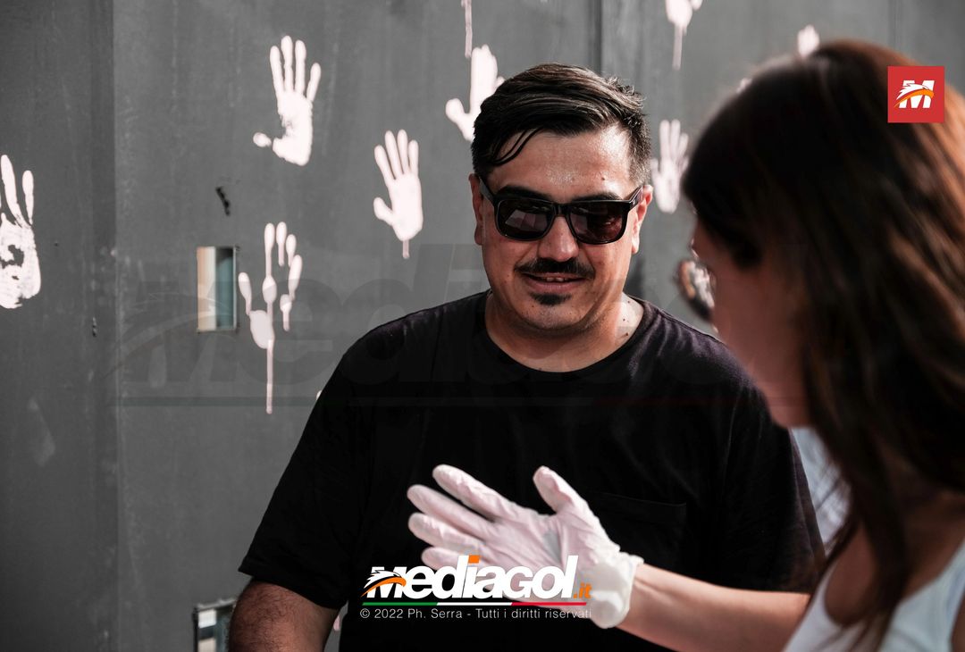 FOTO Palermo, le impronte rosa sul murales del ‘Renzo Barbera’ (Gallery) - immagine 35