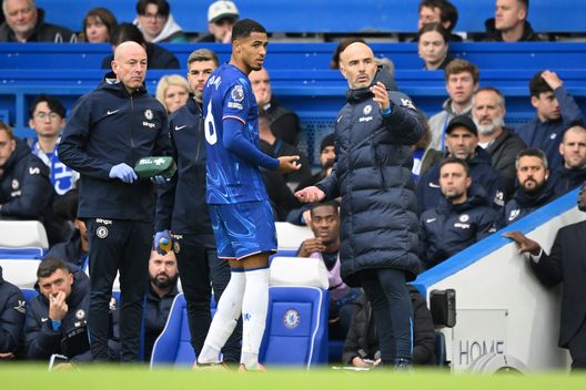 Enzo Maresca con Levi Colwill, uno dei giocatori usciti dal settore giovanile del Chelsea (Photo by Clive Mason/Getty Images) Il figlio di Thiago Silva firma con il Chelsea, giocherà per l’Under 18 del club- immagine 3