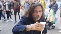 Adani arriva a Napoli e… dà spettacolo bevendo la limonata a cosce aperte