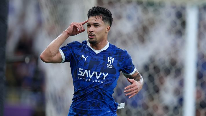 JEDDAH, SAUDI ARABIA - APRIL 25: Marcos Leonardo of Al Hilal celebrates after scoring the second goal during the AFC Champions League Elite match between Al Hilal and Gwangju at King Abdullah Sports City Hall Stadium on April 25, 2025 in Jeddah, Saudi Arabia. (Photo by Yasser Bakhsh/Getty Images) Roma, ricordi Marcos Leonardo? Ora può finire tra gli svincolati di lusso - immagine 1