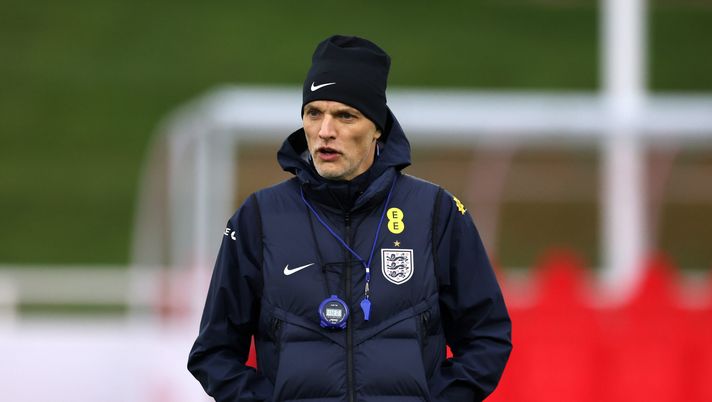 BURTON-UPON-TRENT, ENGLAND - MARCH 24: Thomas Tuchel, Head Coach of England watches over a training session at St Georges Park on March 24, 2026 in Burton-upon-Trent, England. (Photo by Carl Recine/Getty Images) Mondiale, sparatoria a Kansas City vicino al ritiro dell’Inghilterra: l’accaduto - immagine 1