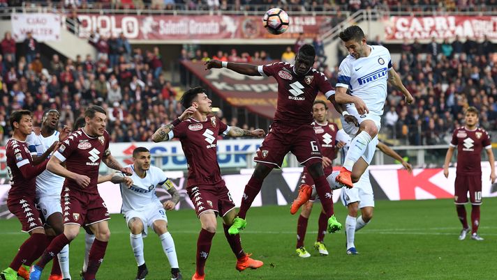 TURIN, ITALY - MARCH 18: Roberto Gagliardini (R) of FC Internazionale goes up with Afriyie Acquah of FC Torino during the Serie A match between FC Torino and FC Internazionale at Stadio Olimpico di Torino on March 18, 2017 in Turin, Italy. (Photo by Valerio Pennicino/Getty Images) Torino-Udinese, i dubbi leciti di Miha: Acquah è più di una tentazione- immagine 1