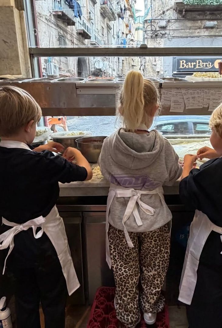 La famiglia De Bruyne si gode Napoli: giornata alla Sanità! – LA GALLERY- immagine 1